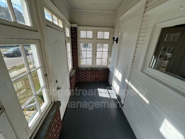 Building Photo - 434 S Mulberry St