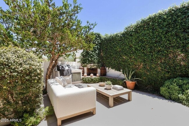 Building Photo - 5101 N Casa Blanca Dr