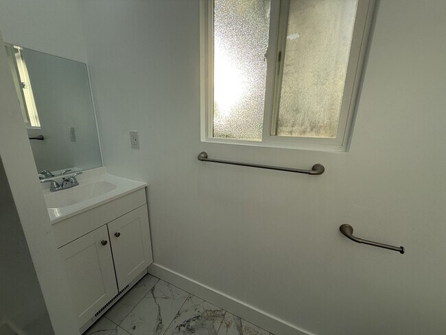 Building Photo - Remodeled duplex - back unit