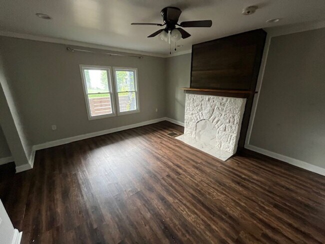 Building Photo - 3 Bedroom in Mt. Vernon!
