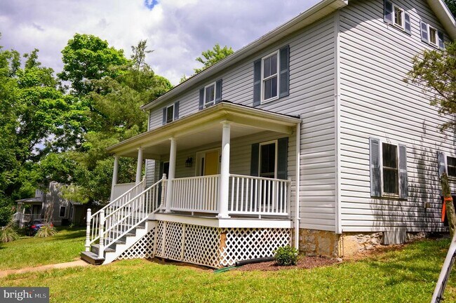 Building Photo - 169 Creek Rd