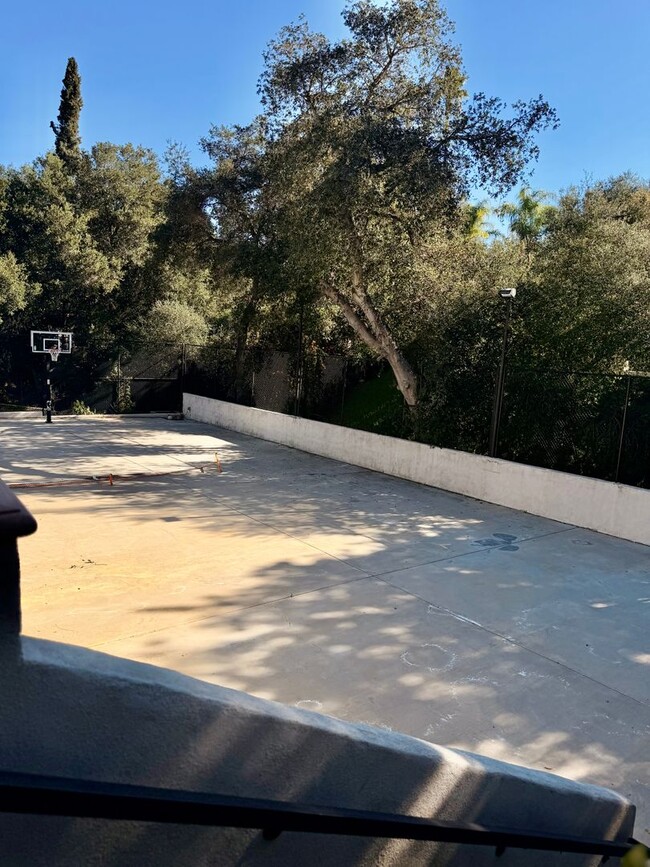 Building Photo - Gorgeous Tarzana Home