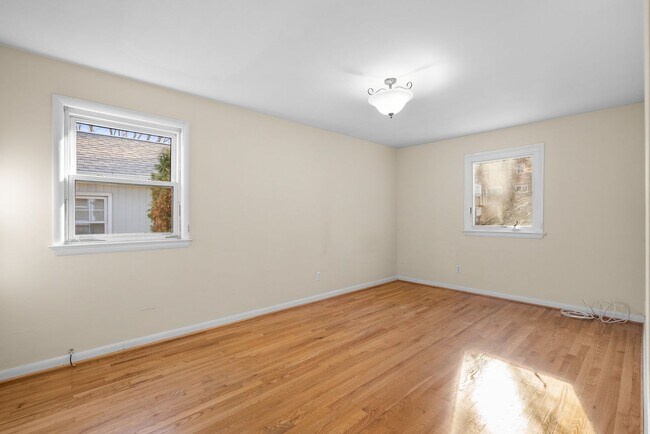 Building Photo - 4 Bedroom 3.5 Bathroom - Van Ness/Tenleytown Semi Detached Home - Attached 1 Car Garage