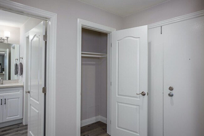 Building Photo - Newly Renovated 2 Bed + 2 Bath Condo in Pr...