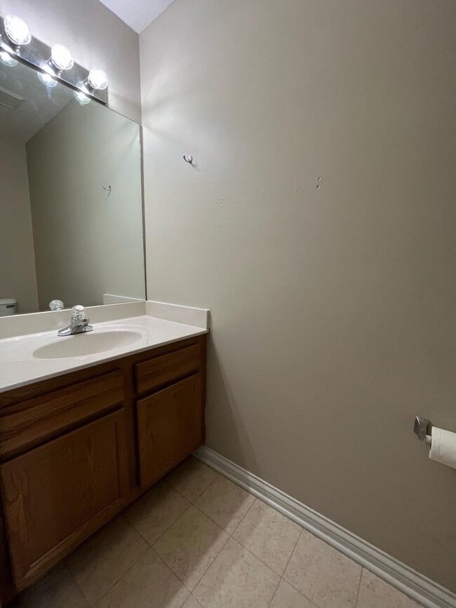 Building Photo - Two-bedroom, 1.5-bath townhouse in Nicholasville, KY