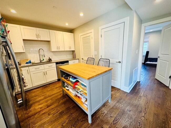 Building Photo - 1012-14 S Randolph St