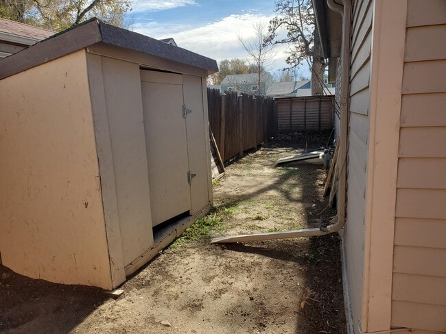 Building Photo - 900 E Myrtle St