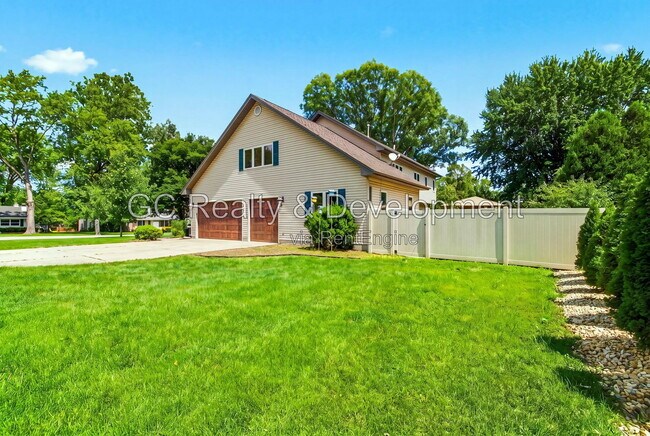 Building Photo - 1007 Forest Dr