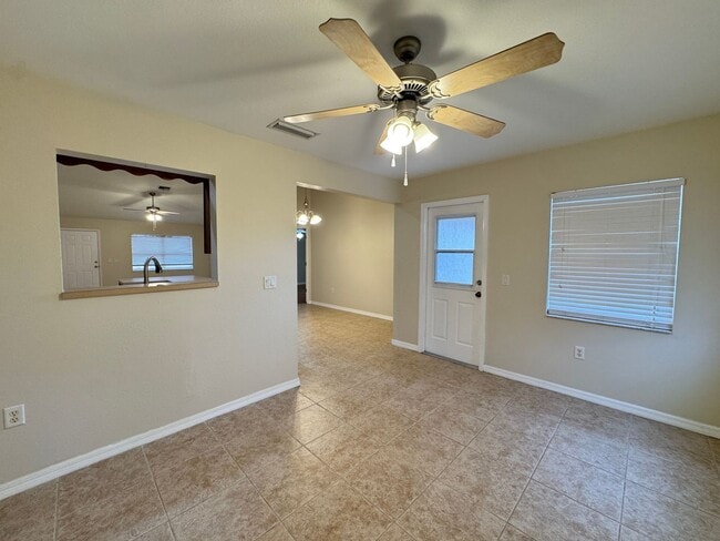 Building Photo - $300 OFF A MONTH OF RENT! Lovely, Spacious 2 Bedroom, 2 Bathroom Home in Sebring!!