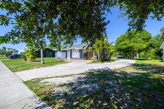 Building Photo - 280 NW Airoso Blvd