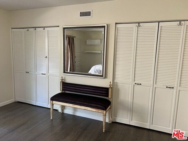 Building Photo - 729 Kenmore Cir