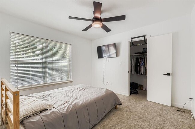 Building Photo - 1202 Hughmont Dr