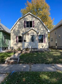 Building Photo - Spacious 3 Bedroom house