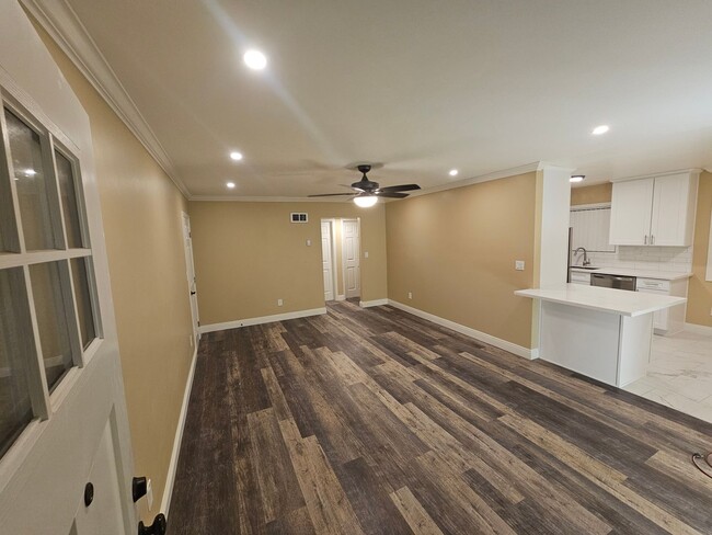 Building Photo - Encinitas Renovated Two Bedroom Apartment