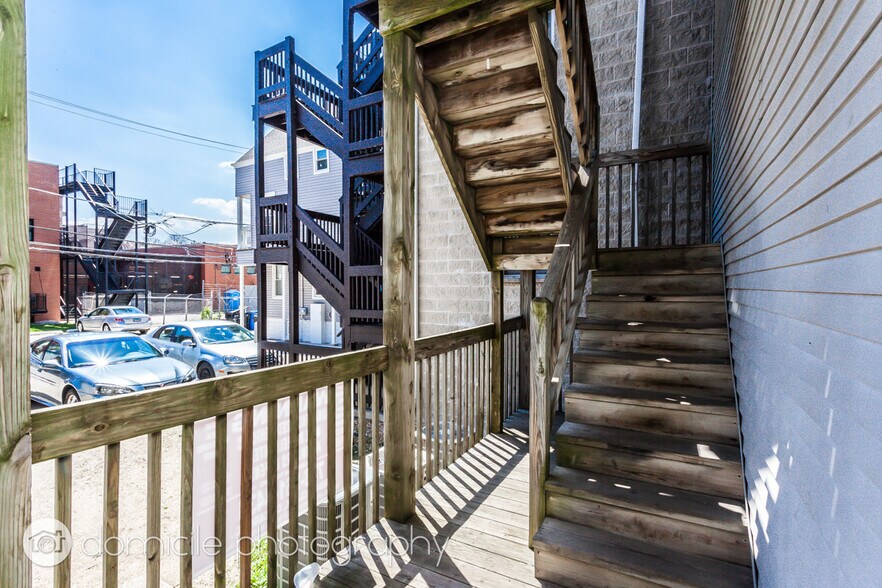 Building Photo - 1057 W Cornelia Ave