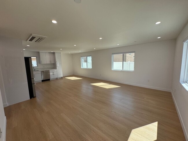 Building Photo - Spacious 1000 sq ft First-Floor Back ADU i...