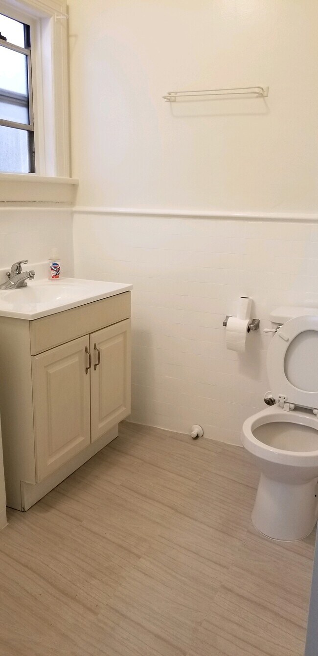 Bathroom - 1955 N Vermont Ave