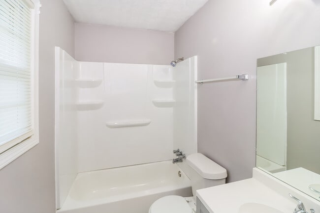 Building Photo - Fantastic 3bd/2ba home! Coming soon!