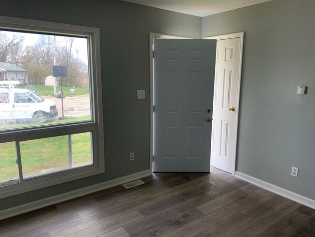 Building Photo - New Renovated 3 bed 1 bath Unit!