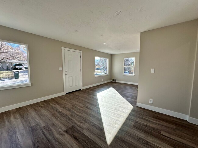Building Photo - Darling remodeled 5 bedroom 2 bathroom home in the heart of Ogden
