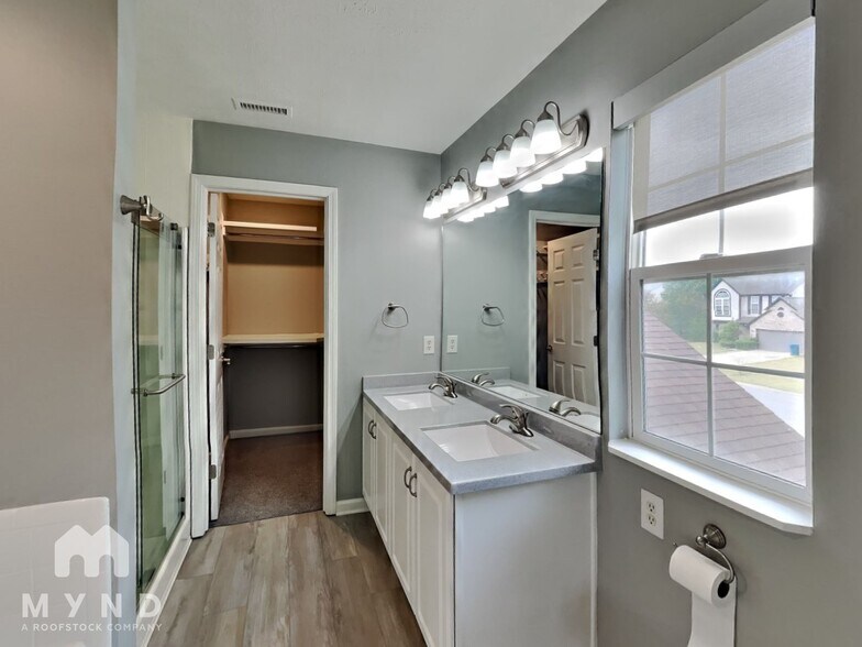 Building Photo - 6410 Hollingsworth Dr