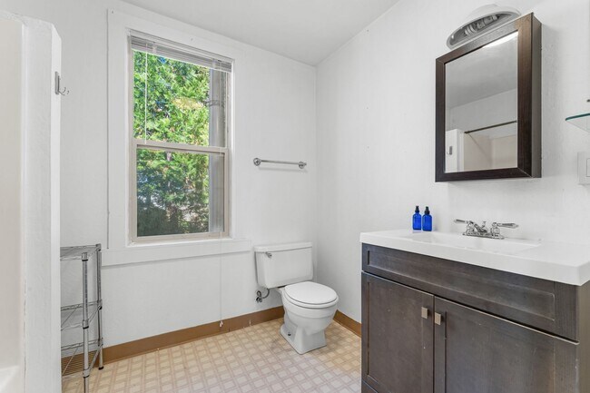 Building Photo - 405 - BEAVER DUPLEX