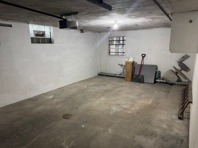 Building Photo - Beautiful Ranch House in Morningside!