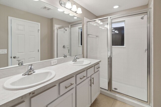 Building Photo - Like New 4/3 Townhome in Gated Community W/ Community Pool