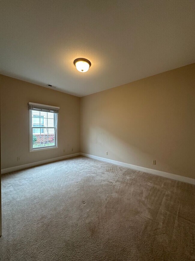 Building Photo - 3 Bedroom / 2 Bath/2 car garage/sunroom Brick Home Kingsport, TN