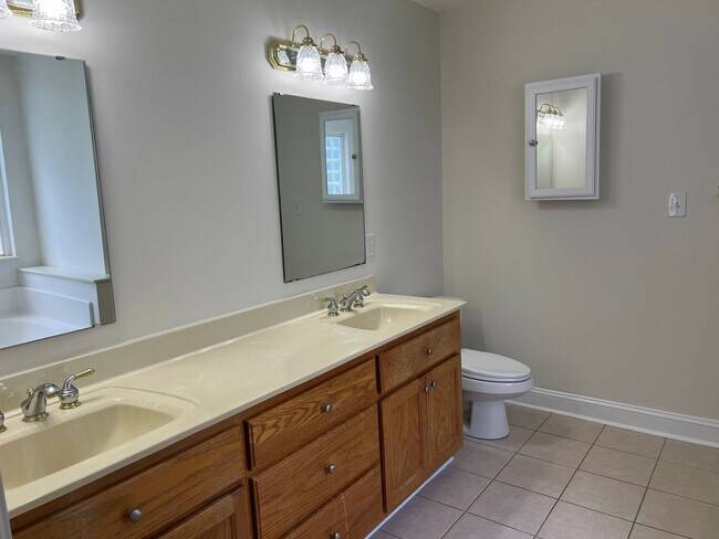 Building Photo - 154 Regency Dr