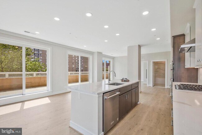 Building Photo - 635 Slaters Ln