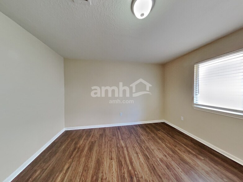 Building Photo - 1800 Northampton Dr