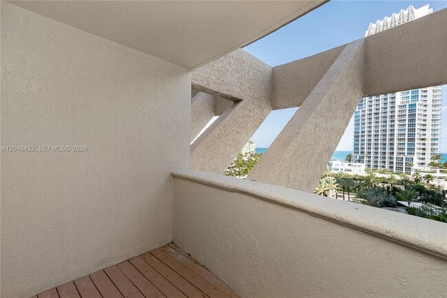 Building Photo - 300 South Pointe Dr