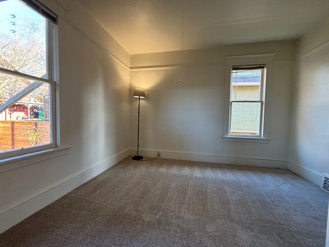 Building Photo - 2 BD / 1 BA Main level unit in 1913 Roosev...
