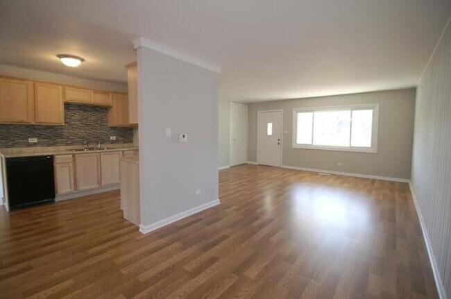 Building Photo - 460 E Thacker St