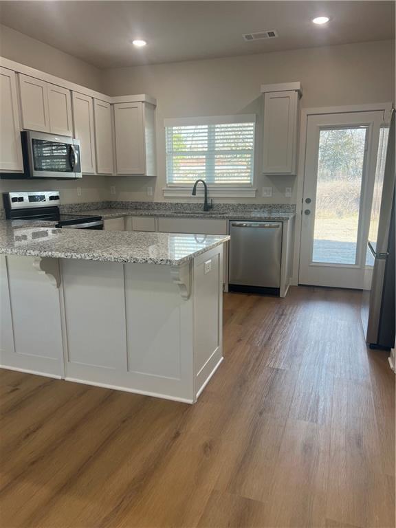 Building Photo - 550 Cosmos St