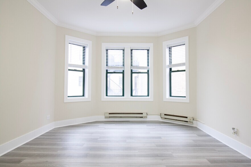 Building Photo - 3845 N Greenview Ave