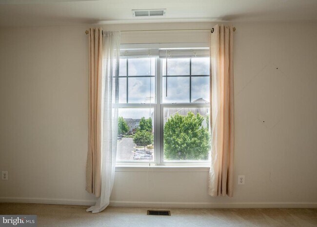 Building Photo - 42243 Canary Grass Square