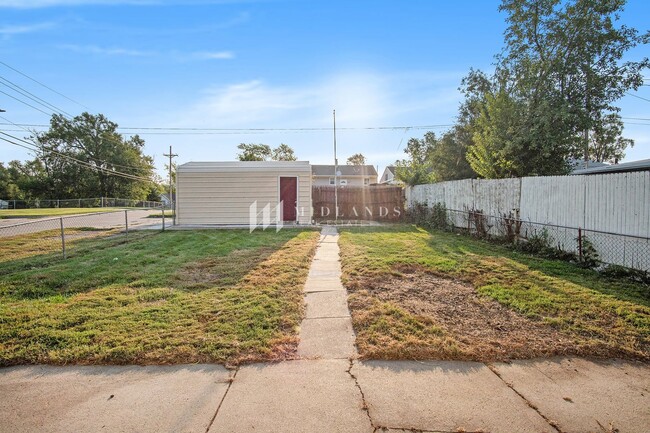 Building Photo - Cute Home with Large Fenced Yard