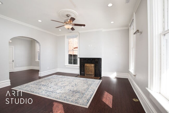 Building Photo - 4 Bed 2 Bath Salt Lake Home For Rent!
