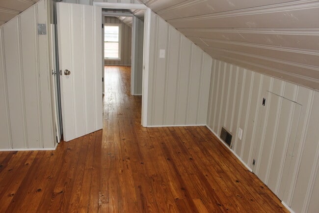 Building Photo - 246 Hill N Dale Rd