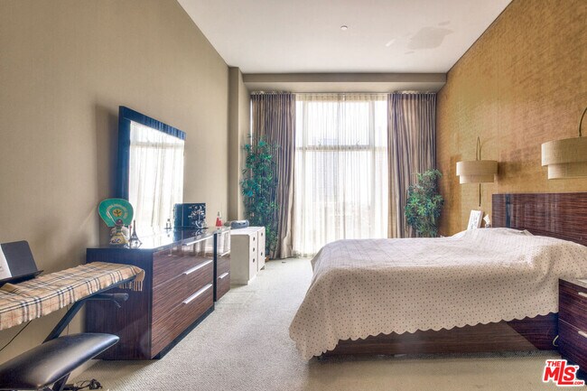 Building Photo - 3223 W 6th St