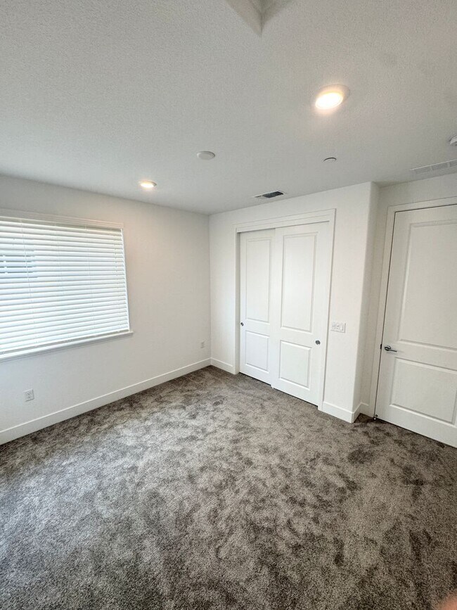 Building Photo - Three Bedroom, Two Bath Single-Story Canyon Solar Home in Folsom SEE VIDEO