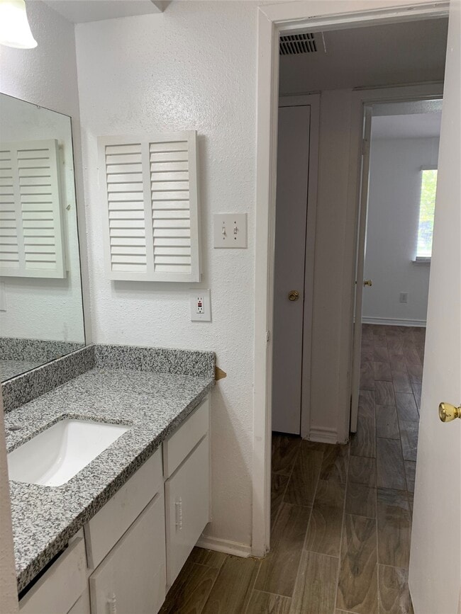 Building Photo - 5625 Antoine Dr