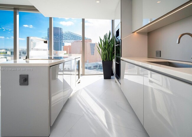 Building Photo - 18975 Collins Ave