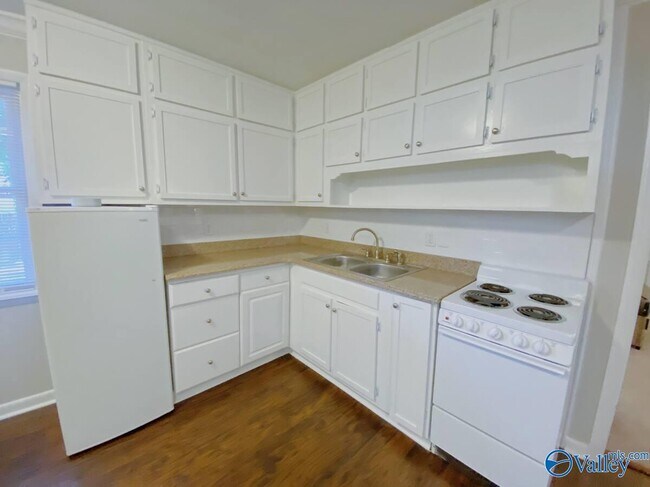 Building Photo - 12005 Greenleaf Dr SE