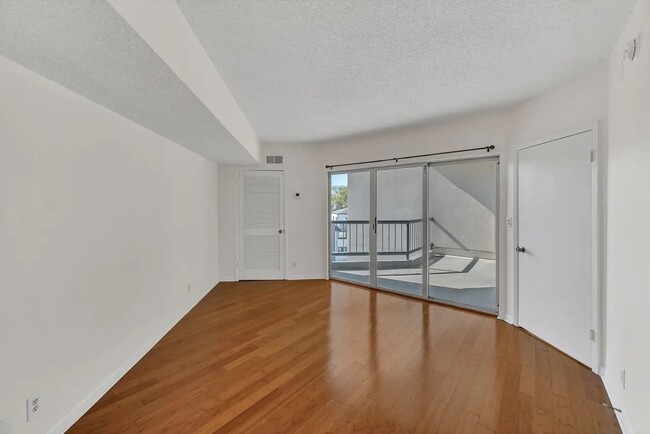 Building Photo - 900 19th Ave S