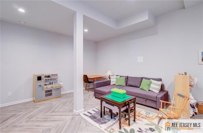 Building Photo - 388 Sayre Dr
