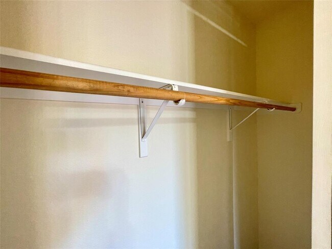 Building Photo - 20603 Highland Lake Loop