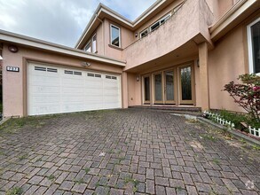 Building Photo - Spacious 3 Bed, 2 Bath Home with Stunning ...